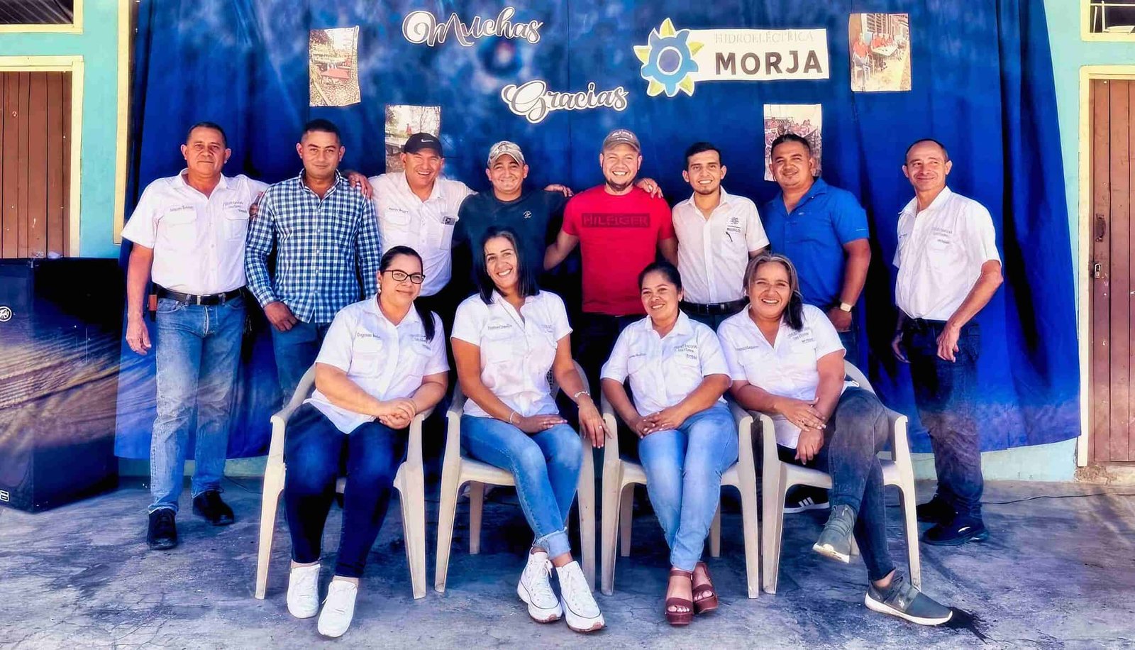 Maestros de Escuela Juan Lindo mostrando agradecimiento
