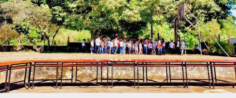 Renovando mobiliario escolar en Escuela Juan Lindo Las Flores El Paraíso