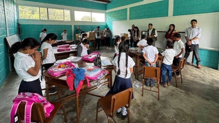 Estudiantes estrenando su nuevo mobiliario